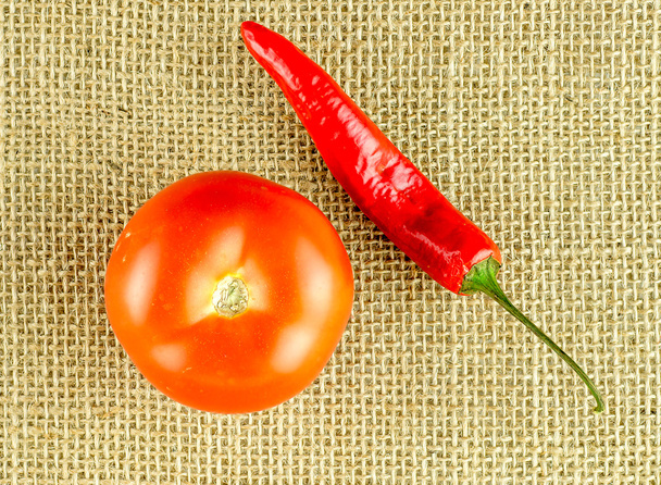 Tomate fragante y chile crudo
 - Foto, Imagen