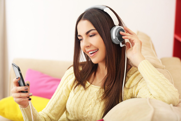 woman with headphones listening to music - Fotoğraf, Görsel
