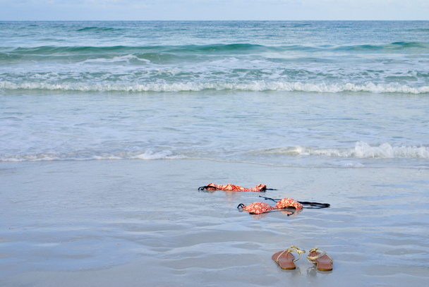 κοκαλιάρικο, βυθίζοντας πορτοκαλί μπικίνι στην παραλία - Φωτογραφία, εικόνα