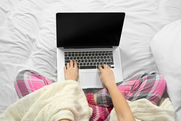 Woman in pajamas with laptop - Foto, Imagem