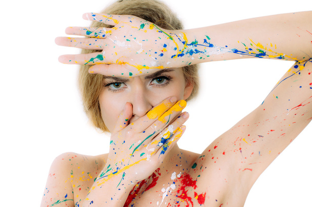 Retrato de mujer colorido en pintura con las manos cerrando la boca
 - Foto, imagen