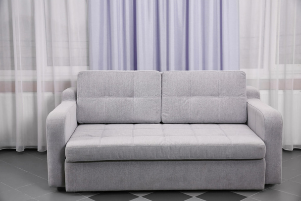 Сірий диван у кімнаті
 - Фото, зображення