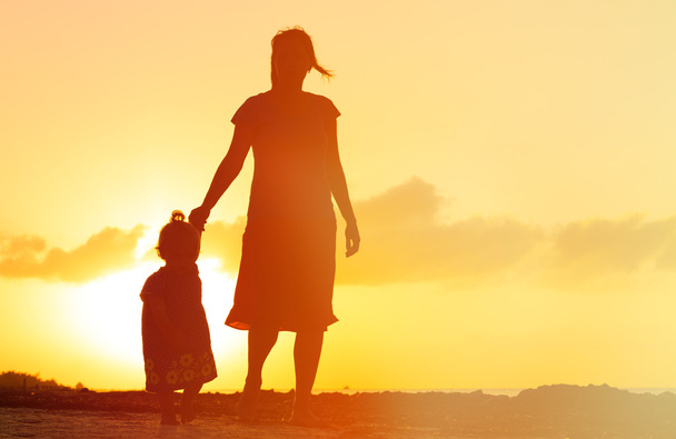 matka a malá dcera procházky při západu slunce - Fotografie, Obrázek