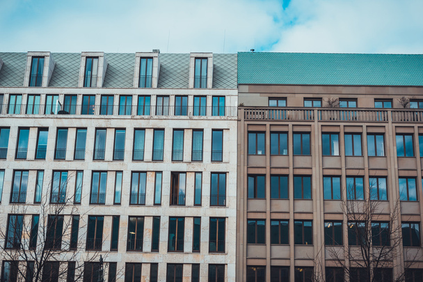 Архитектурный экстерьер современного малоэтажного коммерческого офиса и фасадов жилых многоквартирных домов в разных стилях в городе Берлин, Германия
 - Фото, изображение