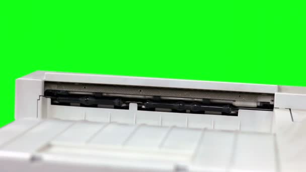 Drukowanie dokumentów papierowych z laserową maszyną drukująca na zielonym tle ekranu - Materiał filmowy, wideo