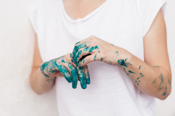 nainen näyttää hänen maalattu kädet
 - Valokuva, kuva