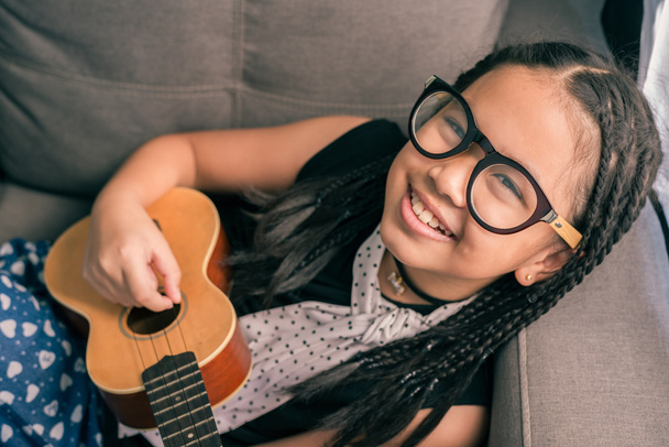 Boldog mosolygó lány megtanulni játszani a zene - Fotó, kép