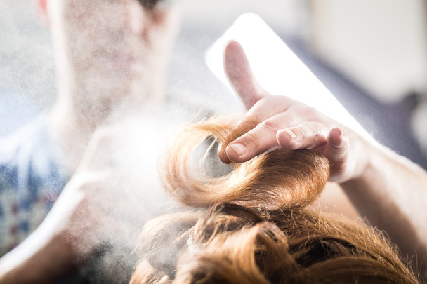 cabeleireiro styling com cabelo de mulher hairspray
 - Foto, Imagem