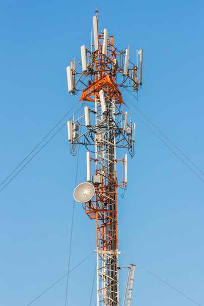 Telefonmast mit blauem Himmel - Foto, Bild
