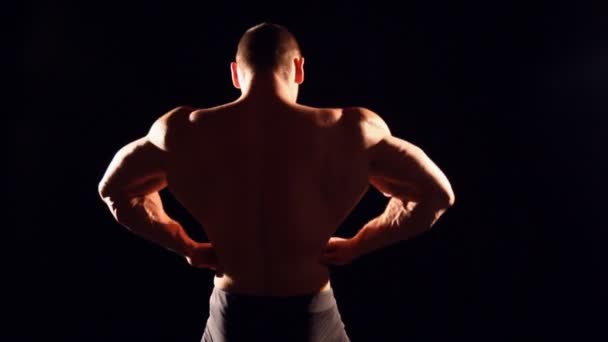 bodybuilder pronkt met zijn spieren - Video