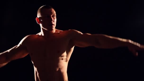 Bodybuilder zeigt seine Muskeln - Filmmaterial, Video