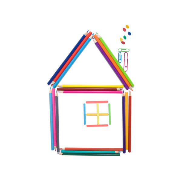 huis gemaakt van kleurrijke potloden - Foto, afbeelding