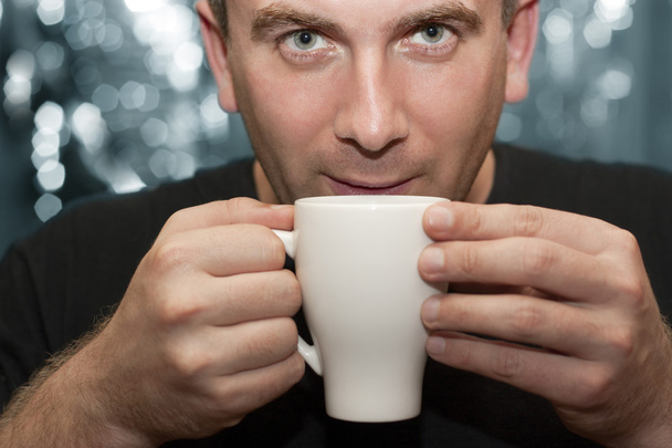 Un uomo beve caffè
 - Foto, immagini