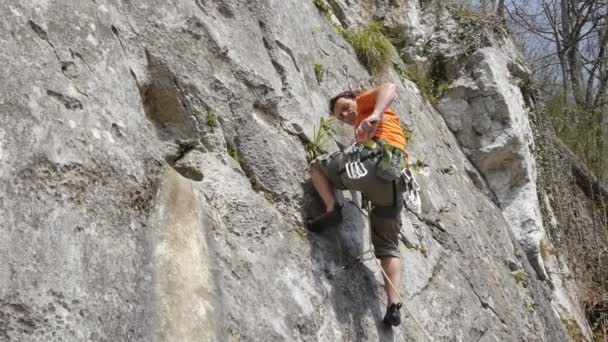 Βράχο ορειβάτης carabiner και εξασφάλιση σχοινί - Πλάνα, βίντεο