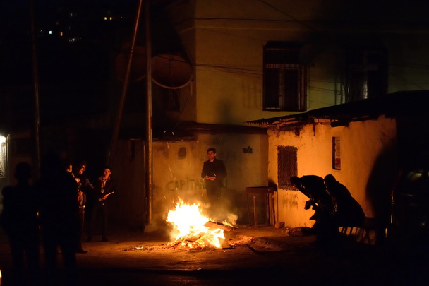 Άνθρωποι στέκονται γύρω από μια φωτιά για να γιορτάσει την Nowruz στο Μπακού, Αζερμπαϊτζάν - Φωτογραφία, εικόνα