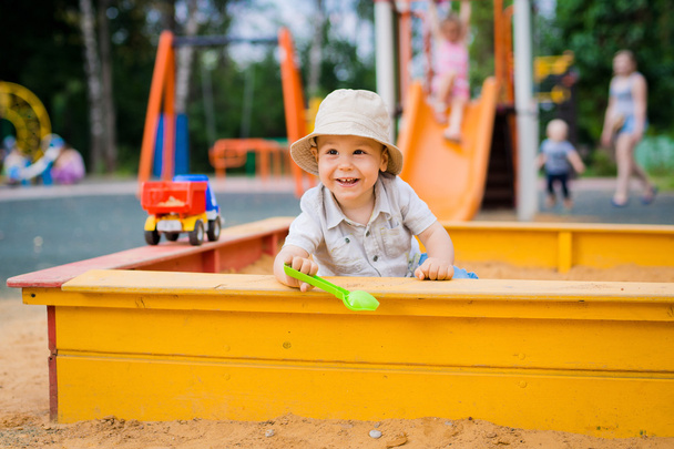 Ребенок играет в песочнице - Фото, изображение