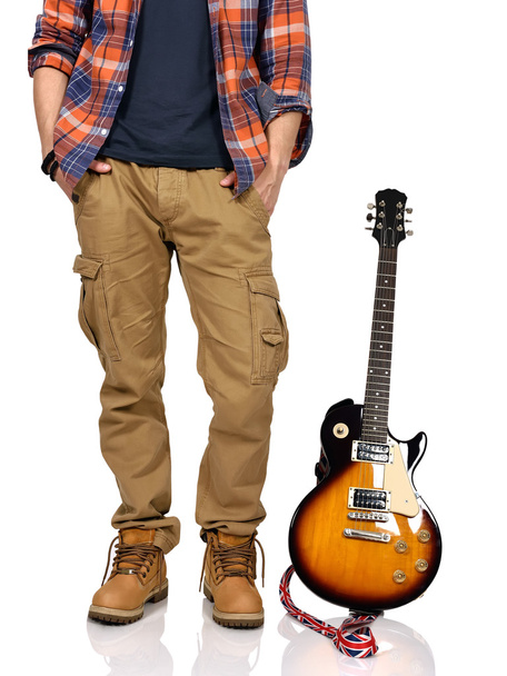 man in het shirt en elektrische gitaar - Foto, afbeelding