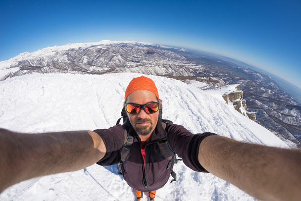 雪を頂いた山、フィッシュアイ レンズと selfie を取ってアルピニスト - 写真・画像