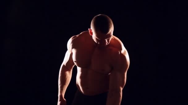Bodybuilder beim Hantelbankdrücken - Filmmaterial, Video