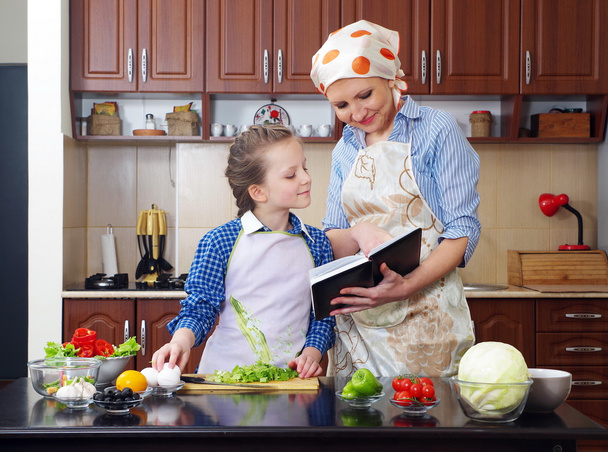 petite fille enseigne à sa mère à cuisiner
 - Photo, image