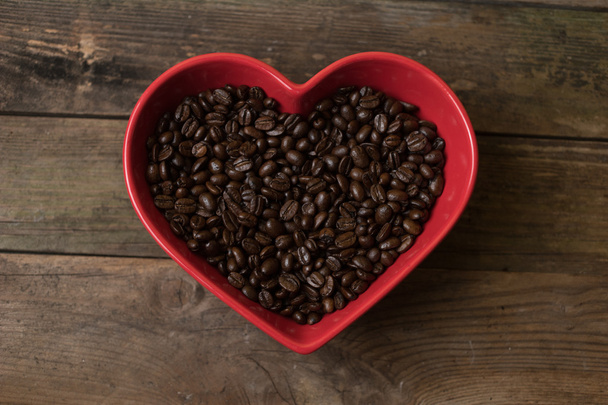 фон з кавових зерен і в мисці у формі серця
 - Фото, зображення
