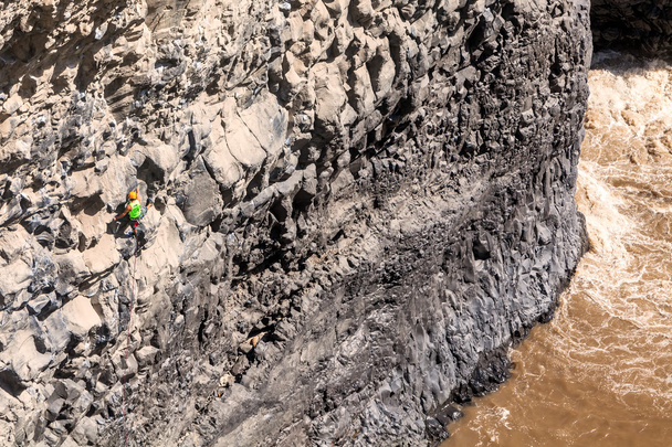 Jeune homme courageux escalade mur de roche naturel
 - Photo, image