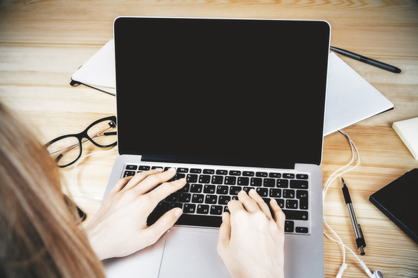 Female typing on laptop keyboard - Foto, afbeelding