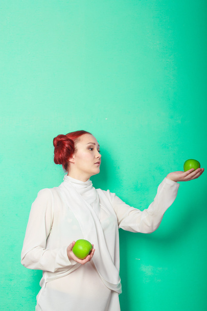 青リンゴと美しいセクシー女の子レイア ・ オーガナ ・ ソロ - 写真・画像