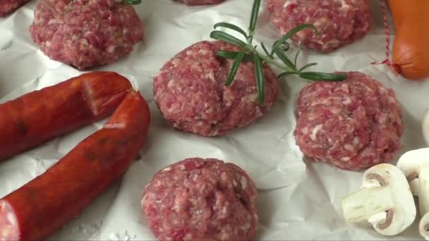 Surowe mięso z mielonego hamburgera z ziołem i przyprawą przygotowane do grillowania - Materiał filmowy, wideo