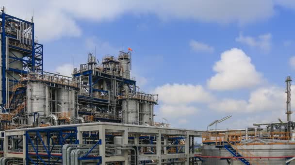 Piano petrolifero e raffineria con cielo blu, time lapse
 - Filmati, video