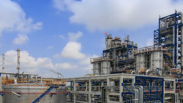 Olie- en raffinaderij plan met blauwe hemel, time-lapse - Video