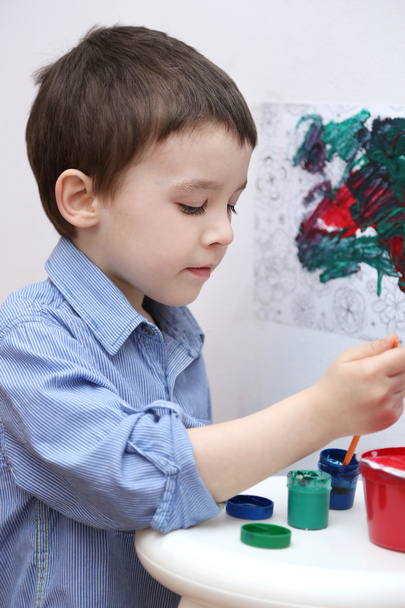 Мальчик играет с красками.
 - Фото, изображение