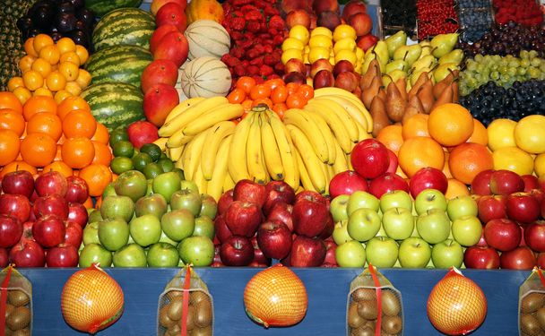  Conjunto de frutas orgánicas recién recogidas en el puesto del mercado
 - Foto, Imagen