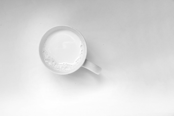 Frothy milk in a cup - Foto, afbeelding