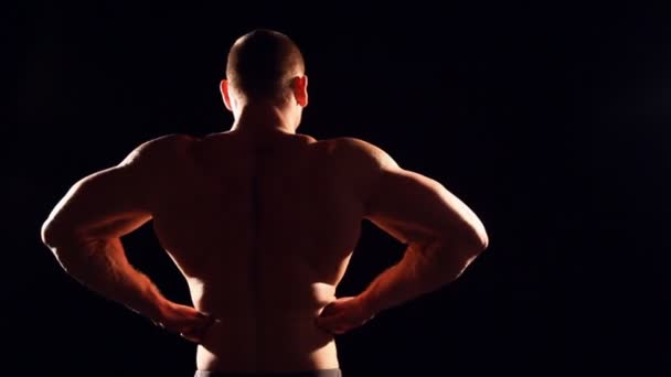 bodybuilder pronkt met zijn spieren - Video