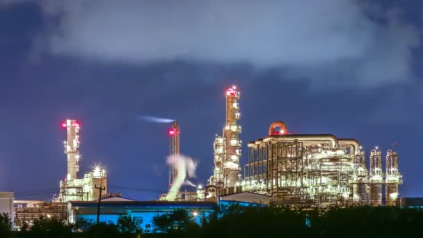 Installation industrielle de raffinerie de pétrole la nuit, Time lapsr
 - Séquence, vidéo