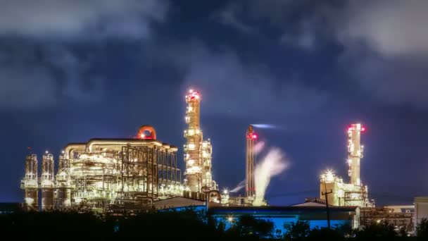 Planta industrial de refinería de petróleo en horario nocturno, Time lapsr
 - Imágenes, Vídeo