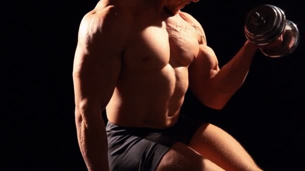 bodybuilder doen halter bankdrukken - Video