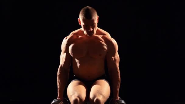 Bodybuilder beim Hantelbankdrücken - Filmmaterial, Video