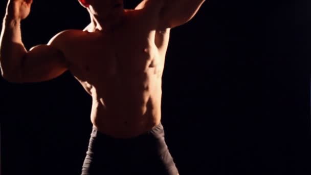 kehonrakentaja osoittaa pois hänen lihakset
 - Materiaali, video