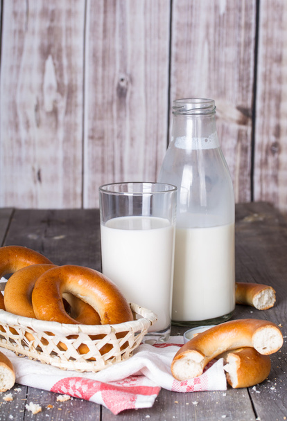 Milk and bagels on a wooden table - Foto, Imagem