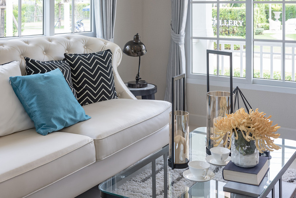 divano bianco e vaso di pianta sul tavolo nel soggiorno di lusso
  - Foto, immagini