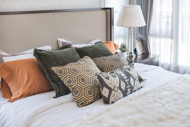 豪華なベッドルームの白いランプが付いているベッドの枕 - 写真・画像