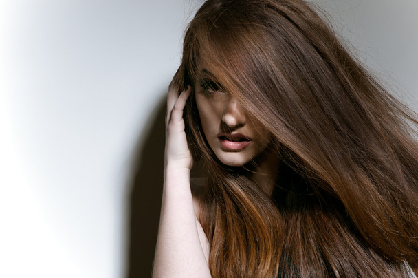 Studio hosszú tisztességes hajú lány portréja - Fotó, kép