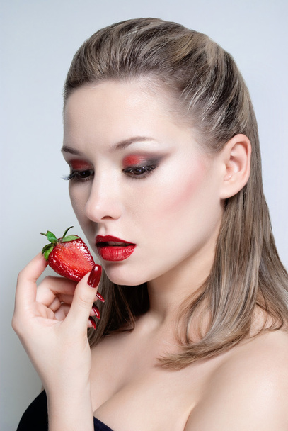 Young beautiful woman with strawberry - Foto, afbeelding