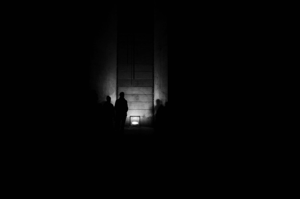 Sombras en la oscuridad
 - Foto, Imagen