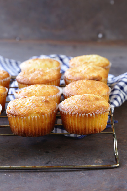 biscotti muffin fatti in casa nel reticolo di ferro
 - Foto, immagini