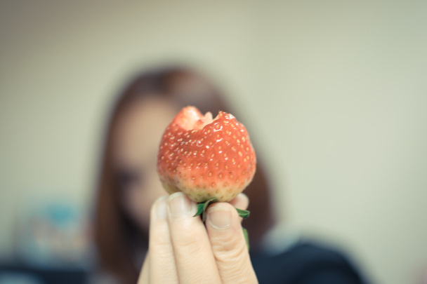 Tenue de fraises à portée de main
 - Photo, image