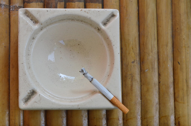 papieros w dachówka popielniczka na bambus - Zdjęcie, obraz