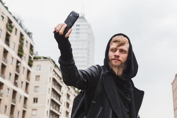 Stylish bearded man taking a selfie - Valokuva, kuva